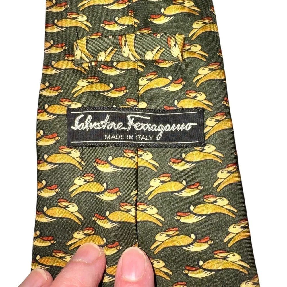Salvatore Ferragamo Men's Classic Tie 100% Silk Made in Italy Rabbit Print EUC - Picture 5 of 6